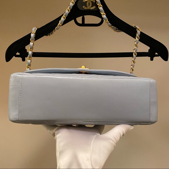 Chanel vintage baby blue Diana bag 25cm - Picture 9 of 12